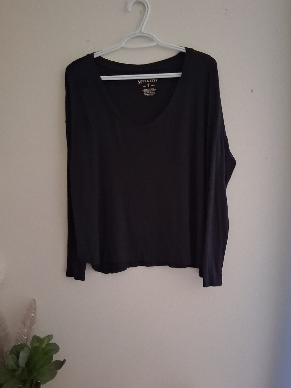 American Eagle Outfitters Black V-Neck Long Sleeve Tee